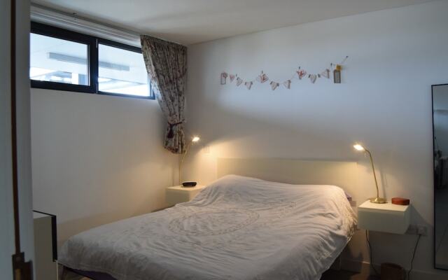 2 Bedroom Kennington Apartment With Balcony