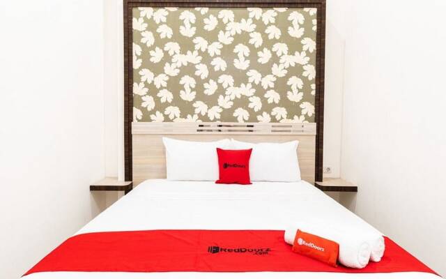 RedDoorz Plus @ Centrium Katamso Medan