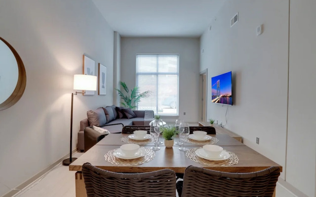 Fantastic Condo at Crystal City With Gym