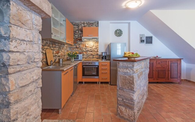 Nice Home in Liznjan With 4 Bedrooms, Internet and Outdoor Swimming Pool