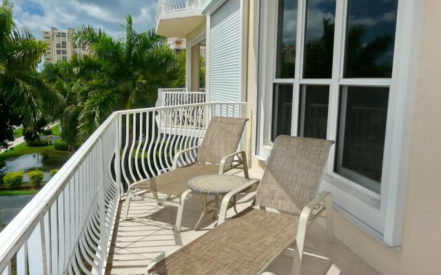 Spacious Condo With sky Views and Steps to South Beach