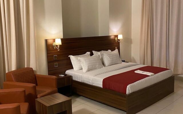 Posh Hotel And Suites