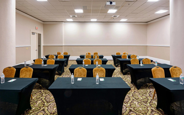 Wyndham Garden Hotel Baronne Plaza