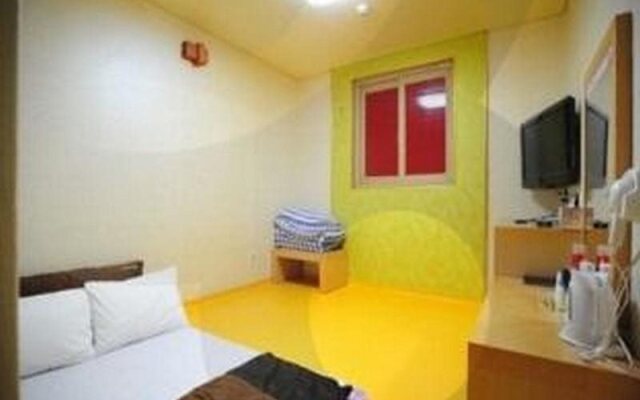 Goodstay Moon Hotel