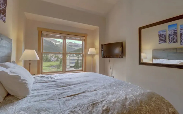 Modern Condo with Amazing Views, Right next to the Lift - CS407 by Redawning