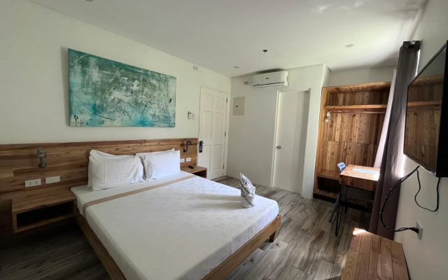 Blue Lagoon Inn & Suites