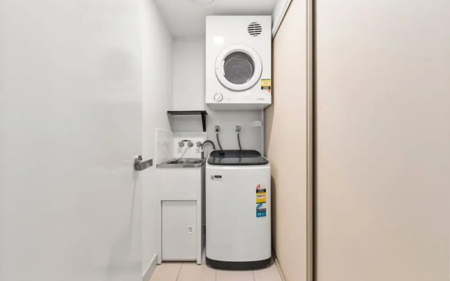 Lux Apartment Cairns - 9 Pools BBQ Gym