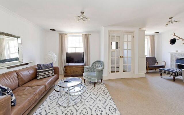 Traditional 2-bed Apartment Notting Hill