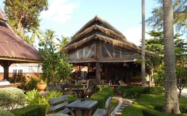 Lanta Castaway Beach Resort