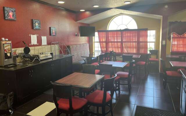 Days Inn & Suites by Wyndham Hutchinson