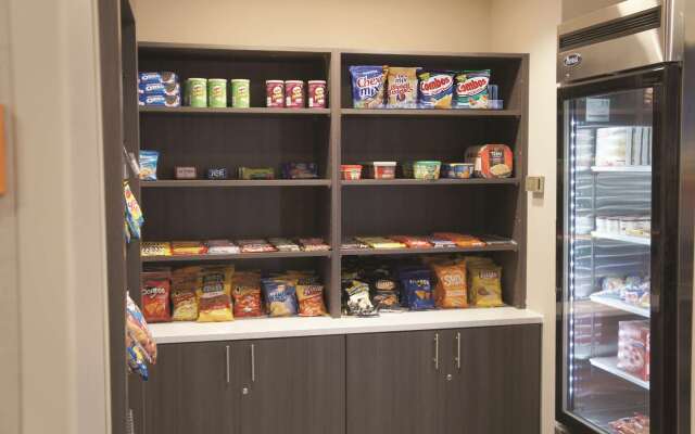 La Quinta Inn & Suites by Wyndham Wichita Airport