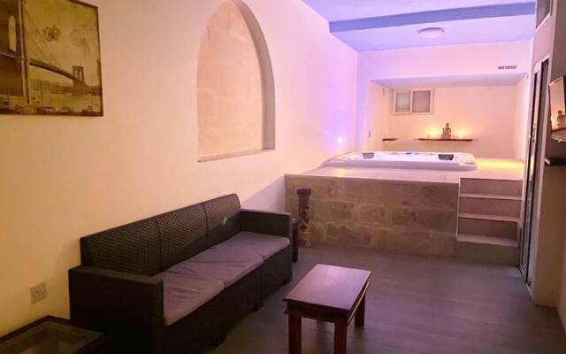Villa Rossa Gozo - 5 bedroom ensuite with pool & jacuzzi