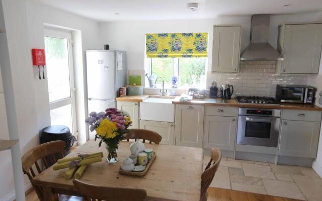 4a Dolphin Close