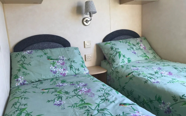 2 Bed-sleeps4-beachfront-free Parking