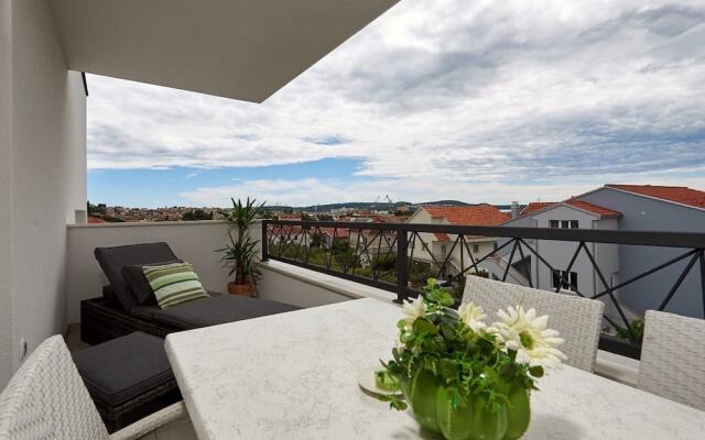 Enticing Holiday Home in Trogir Near Seabeach