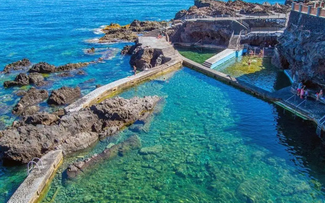 Primera línea en piscinas naturales.