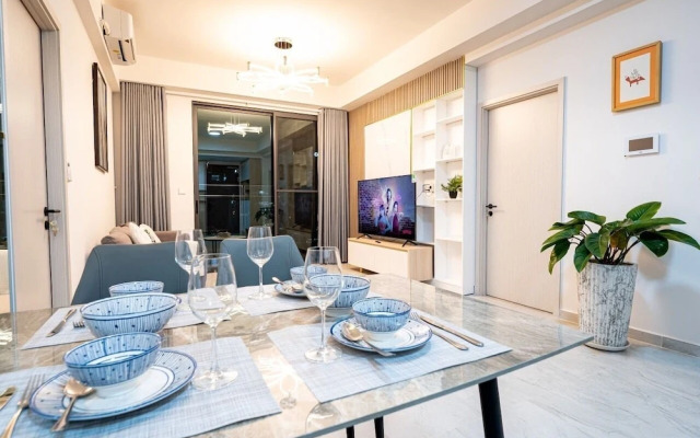 Happy Light Apartment in the Cardinal Court