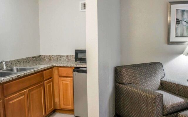 Copley Inn & Suites By OYO Akron OH