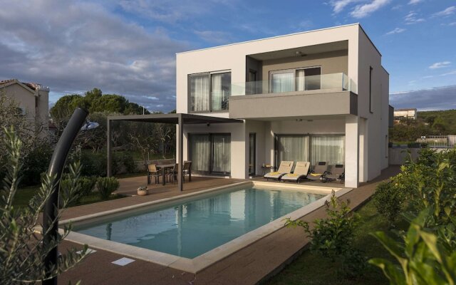 Swanky Villa in Turanj With Private Swimming Pool