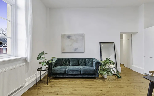 Vibrant 2-bed Flat: Acton's Best Stay!
