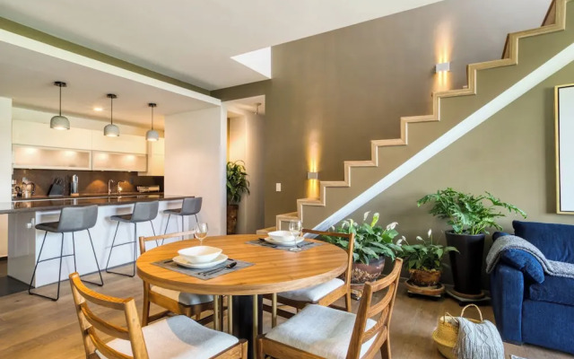 Chic PH Haven with rooftop By Tasman