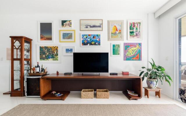 Apartamento com 4 suítes pé na areia