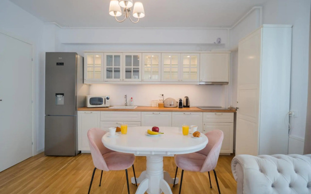 Central 1BR - city view + large balcony + Netflix