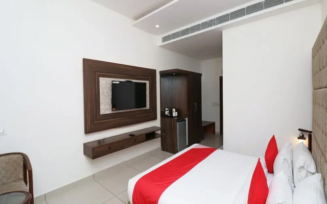OYO 25076 Omang Hotel