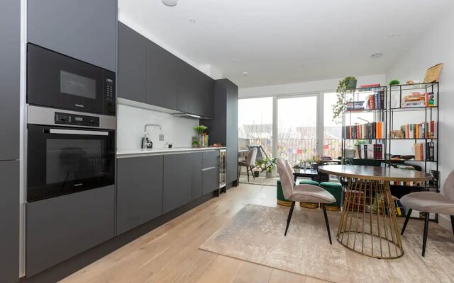 Tranquil & Stylish 1 Bedroom Flat With Private Balcony