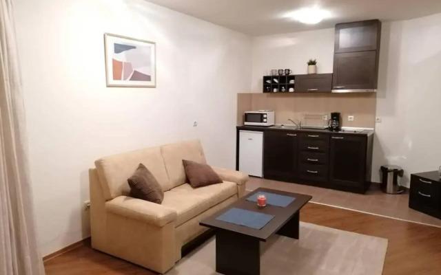 Sunny studio apartment - few steps from Gondola