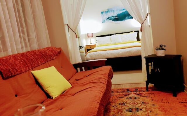 Kokomo Inn - Tropical Riverfront B&B