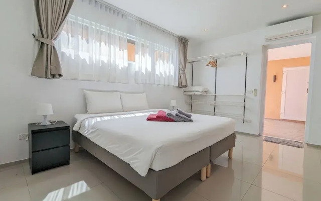 Poolside Apartments and Rooms