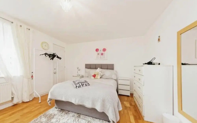 Beautiful Family Town Home With Private Parking