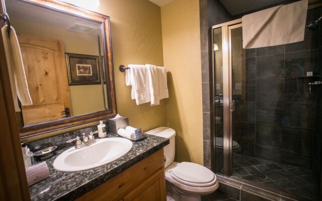 Silverado Lodge with Easy Pool Access by RedAwning