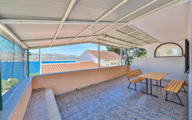 Awesome Home in Okrug Donji With 3 Bedrooms and Wifi