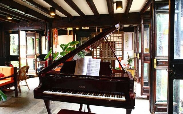 Lijiang Shuhe Phoenix Court Inn