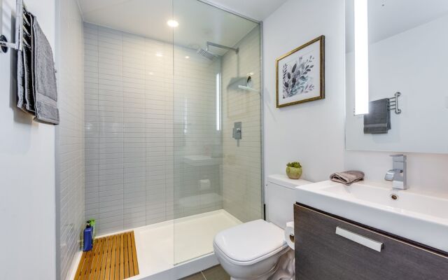 Stunning 1BR Suite in Popular King West