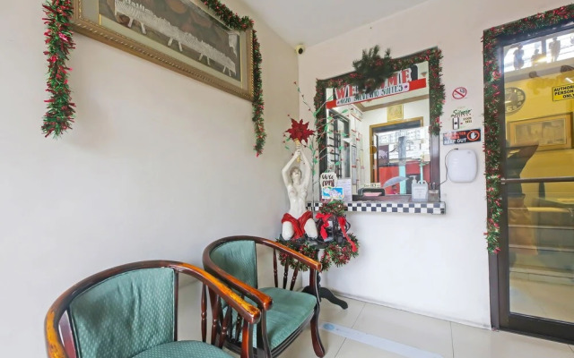 OYO 896 Silverio Suites