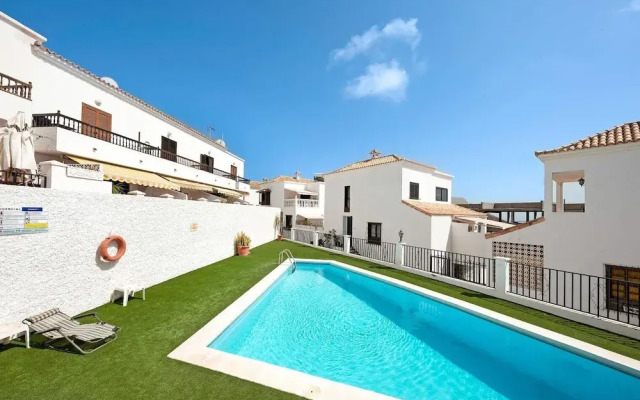 Lovely 2-Bed House with terrace and Pool Chayofa