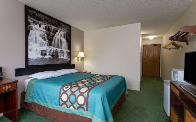 Super 8 by Wyndham Reedsburg