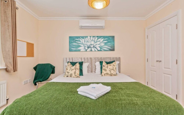 Large 5BR Home in Bedford Ideal for big Groups