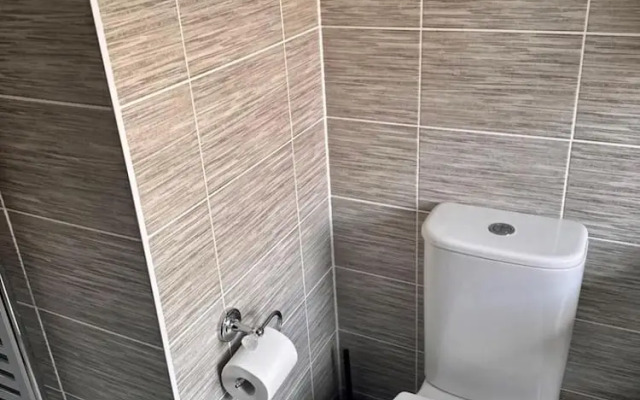 High END Spacious 4 Bed House - Free Parking