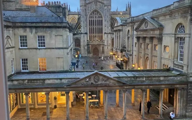 Stunning Studio Flat w/ Picturesque View - Bath!