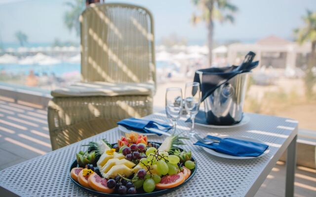 Almуros Beach Resort and Spa