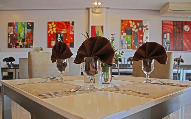Holiday Suites Business District (Empire Suites Hotel)