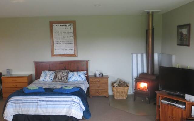 Koru Beach Cabin & B&B Homestay