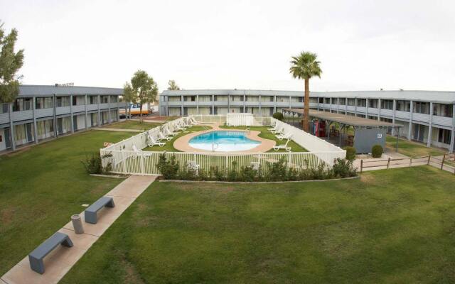 E-Z 8 Motel Phoenix Airporter