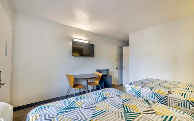 Travelodge/motel 6 Oshkosh