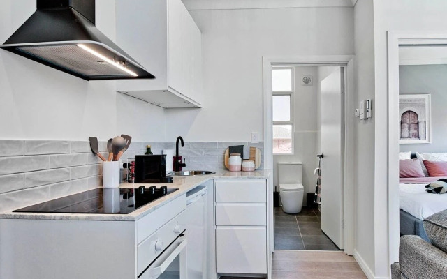 1 Bedroom Apt with Air-Conditioning in Plympton