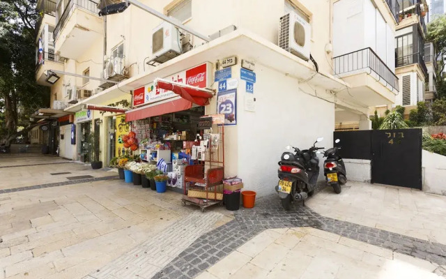 AirTLV-Bazel Apartment With Balcony